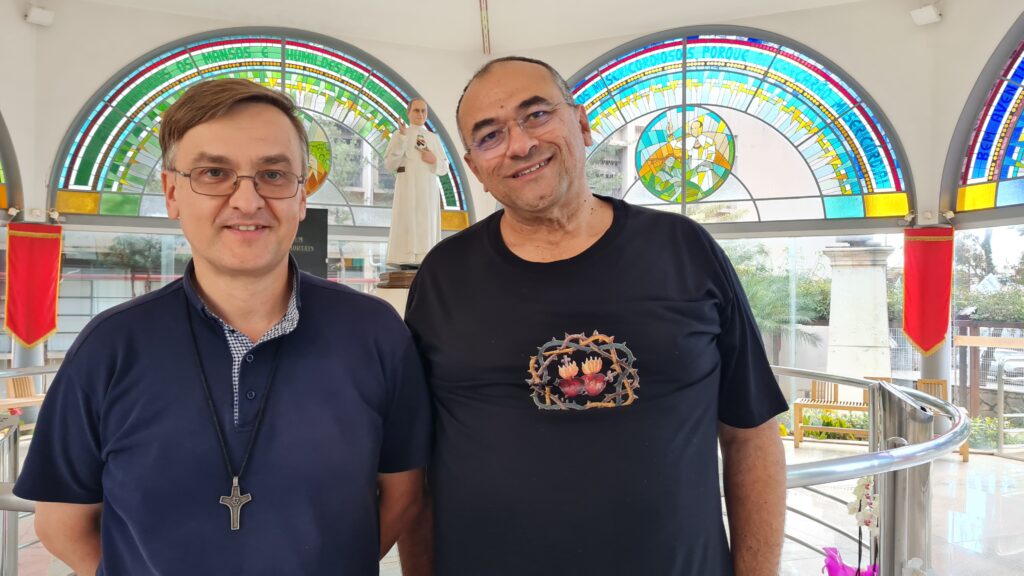 Padre Andrzej Lukawski foi recebido pelo pároco Vinícius Maciel. Foto: Paulo Henrique Lobato