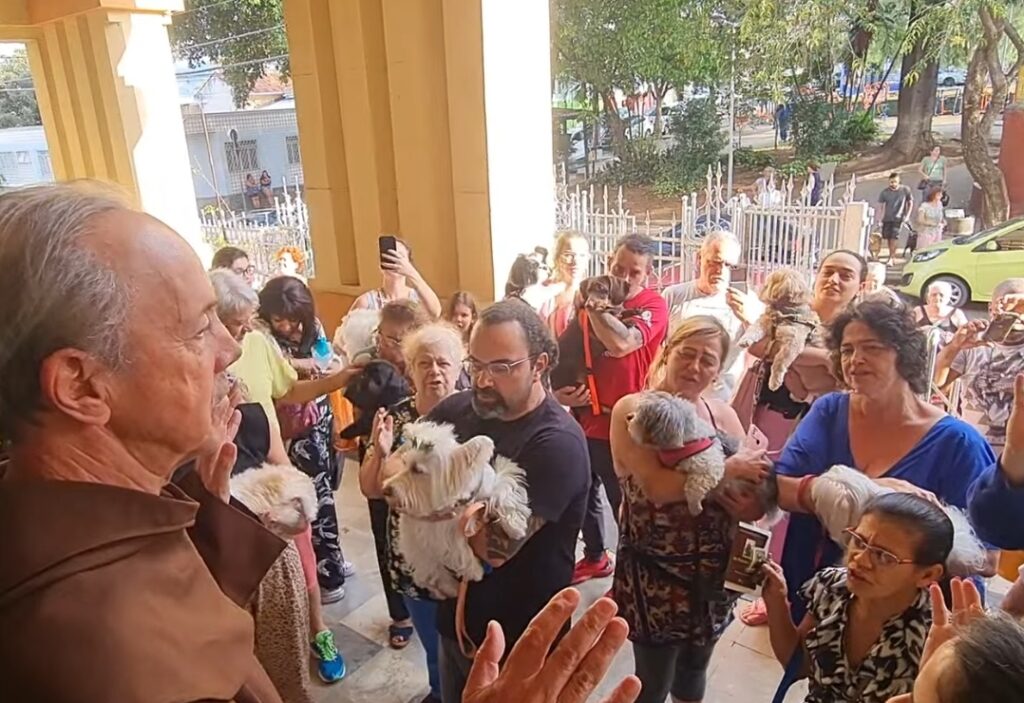 Dia de São Francisco: benção aos animais no Carlos Prates