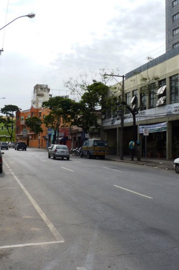 Passageira pula de carro em movimento no Carlos Prates ao ser assaltada por motorista de aplicativo