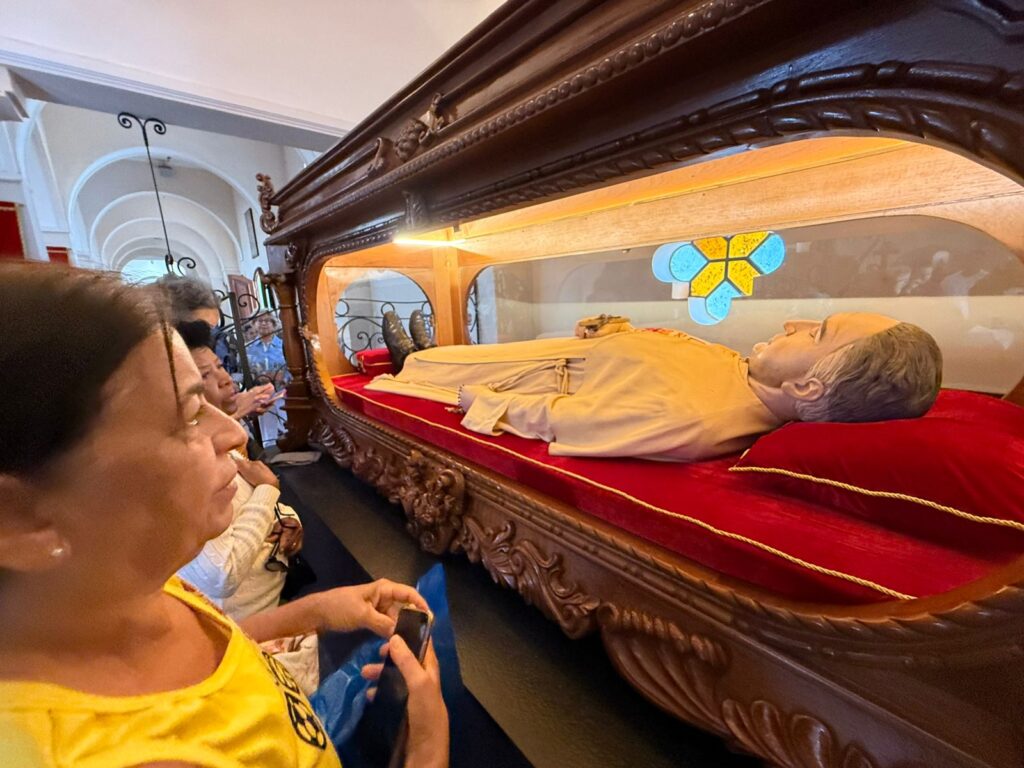 Fieis se emocionam diante da imagem de Padre Eustáquio Morto