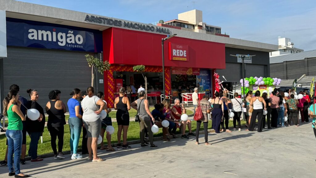 Multidão prestigia inauguração da Lojas Rede no Padre Eustáquio